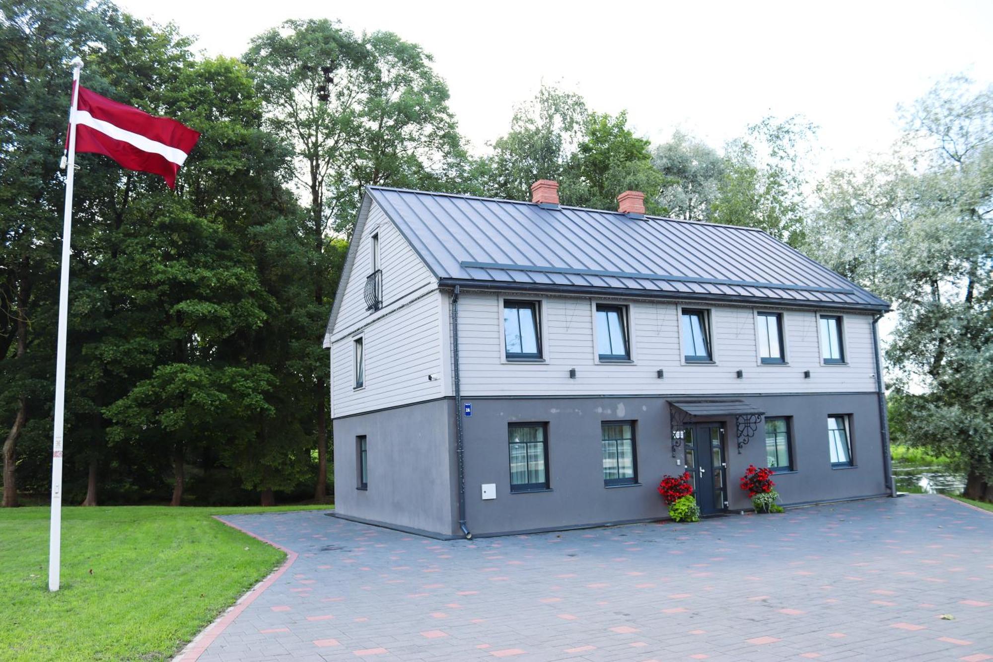 Saules Iela 2A Aparthotel Saldus Exteriör bild