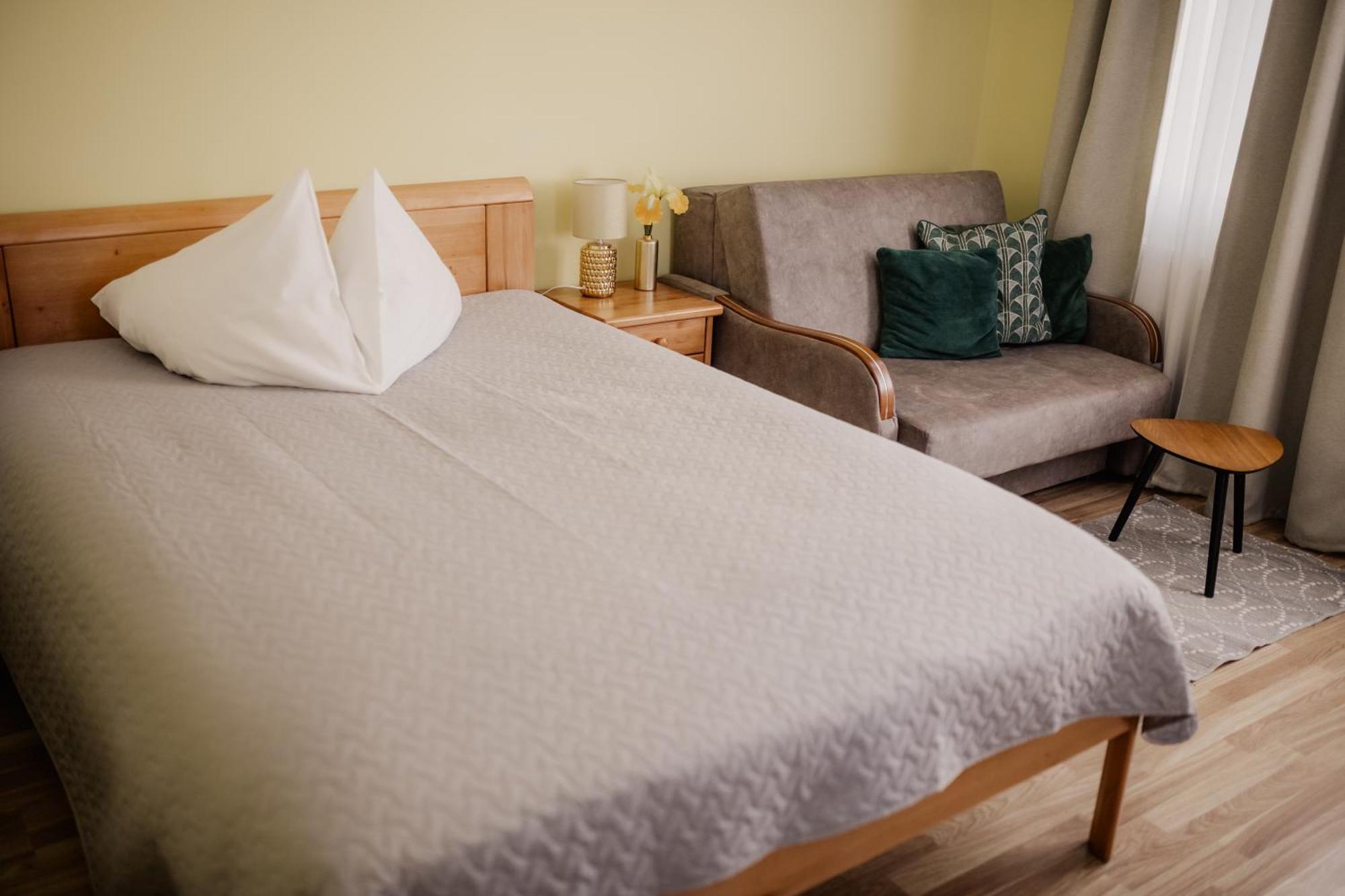 Saules Iela 2A Aparthotel Saldus Exteriör bild
